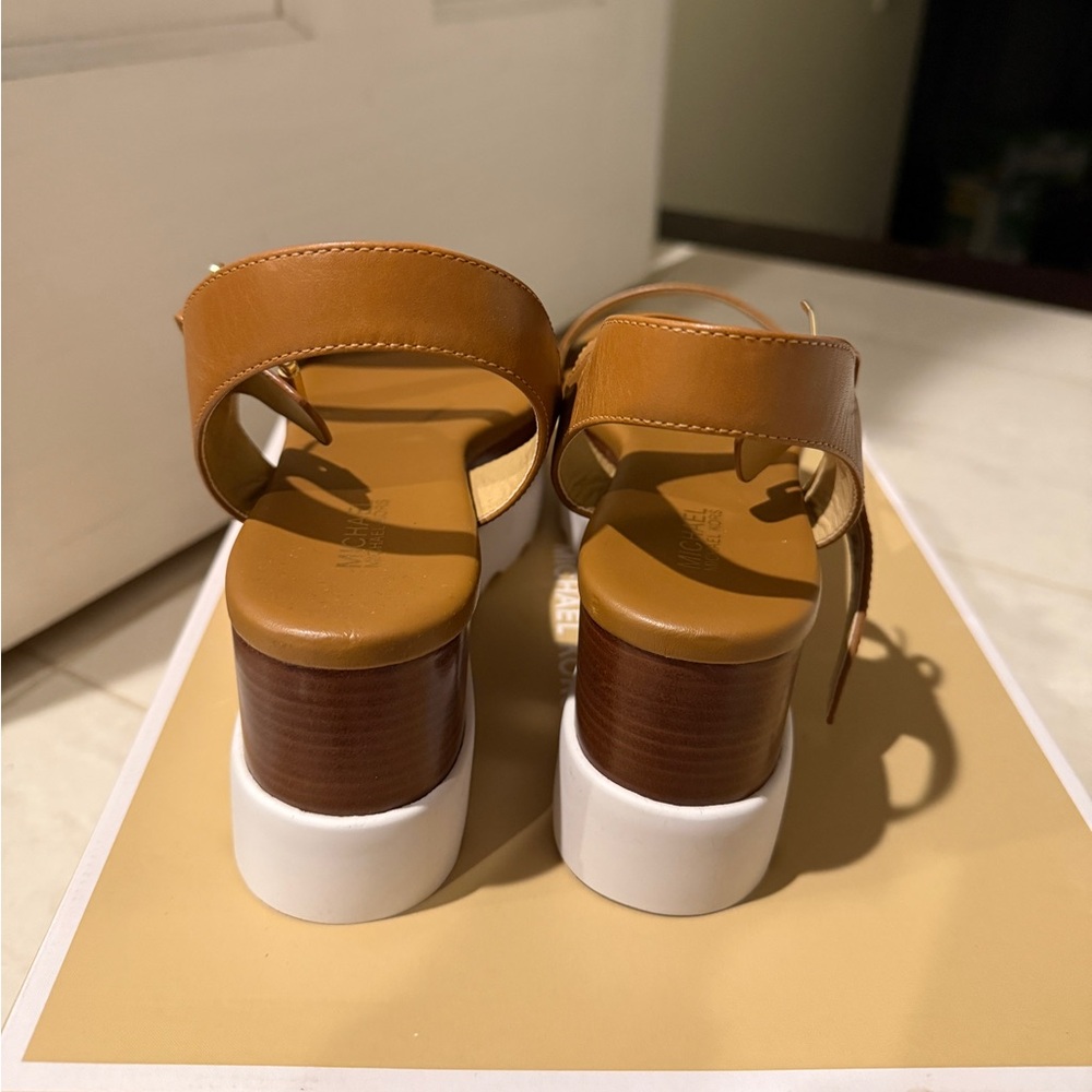 Michael Kors Elegant Tan Sandals - Picture 5 of 7
